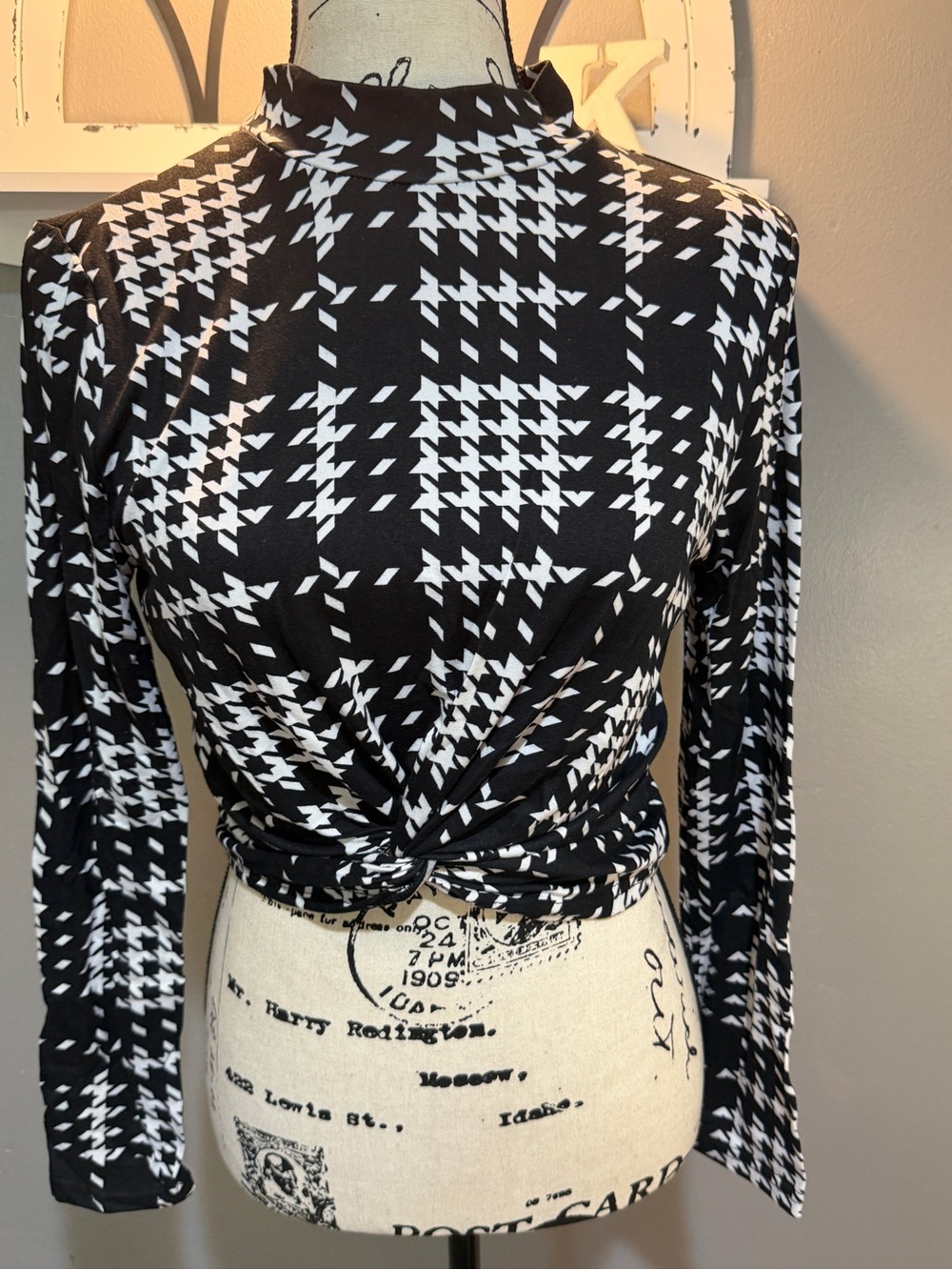 FULL CIRCLE TRENDS BLACK/WHITE HOUNDSTOOTH TWIST FRONT TOP SZ L JUNIORS NWT